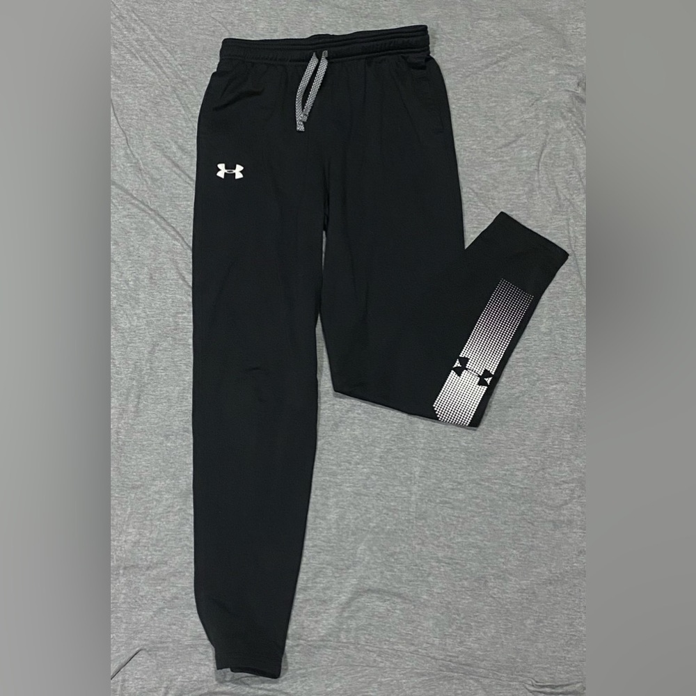 Under armour black sweatpants. Size: Youth/boys Large